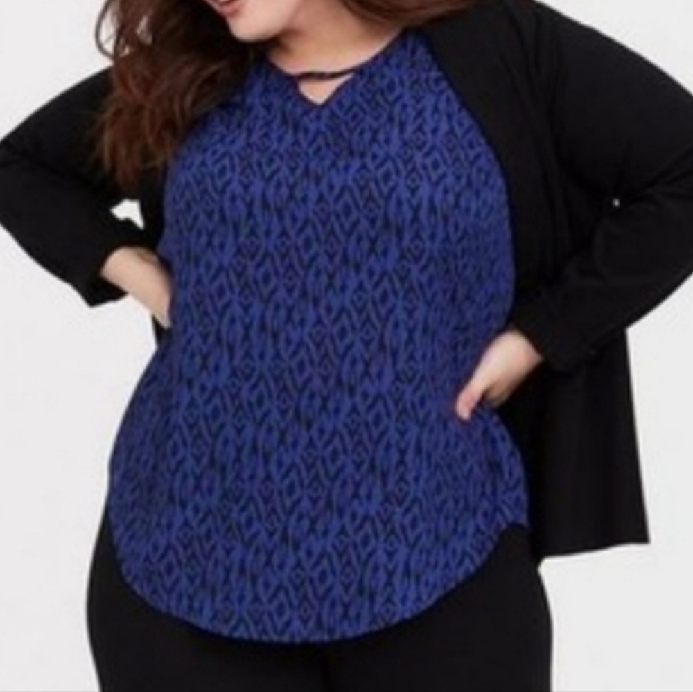 Torrid Plus Size Office Shirttail Size 0X Ikat Short Sleeve Keyhole Blouse Blue